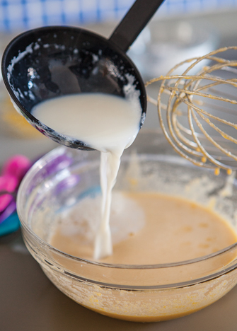 Vierte un cucharón de la leche caliente y mezcla. Agrega la preparación anterior al resto de la leche y regresa al fuego.

