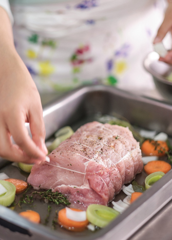 Coloca el lomo y el caldo en un refractario junto con las verduras picadas y las hierbas aromáticas. Tapa con papel aluminio y hornea a 160 °C por 30 minutos aproximadamente.