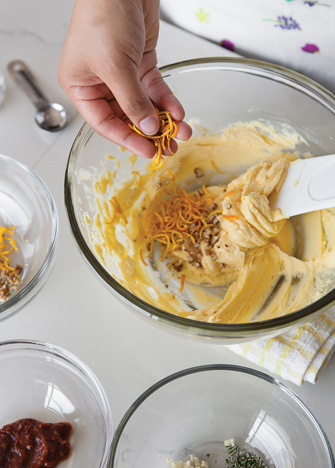 AÑADE la ralladura de naranja y las nueces. Integra todos los ingredientes.