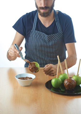 Unta las manzanas con la pasta de tamarindo. Cúbrelas completamente y refrigéralas durante 15 minutos o hasta que se endurezca la pasta.

*Para suavizar la pulpa de tamarindo, caliéntala en el microondas por
intervalos de 20 segundos.