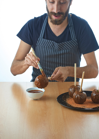 Cubre con chamoy las manzanas, barnízalas con una brocha hasta cubrir por completo.