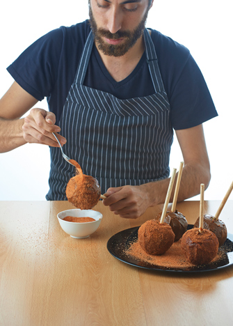 Coloca el Miguelito y el chile piquín en un plato extendido y cubre completamente las manzanas con el chile.