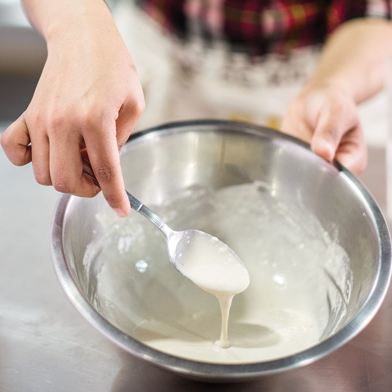 Mezcla la levadura con 3 cucharadas de harina y una de azúcar, vierte el agua hasta obtener una mezcla aguada. Tapa y deja reposar cerca de un lugar caliente. Precalienta el horno a 180ºC.