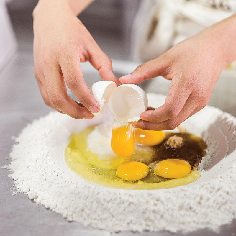 Haz una fuente con la harina, coloca al centro la sal, la leche en polvo, los huevos y la mitad del azúcar. Mezcla todos los ingredientes del centro y ve incorporando la harina poco a poco.