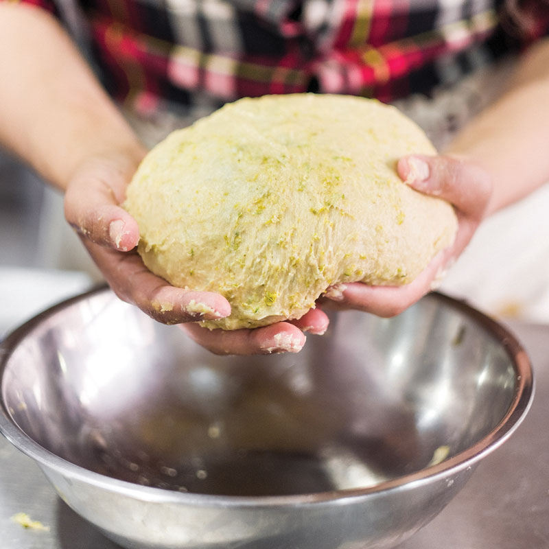 Incorpora la ralladura de limón y naranja. Amasa y forma una bola. Coloca en un tazón y tapa con un trapo de cocina. Deja reposar en un lugar tibio hasta que doble su volumen.