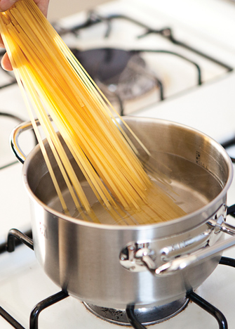 Cuece la pasta en el agua, por 10 minutos o hasta que esté al dente.

*Revisa las instrucciones del empaque, para que la cocción de la pasta sea adecuada.