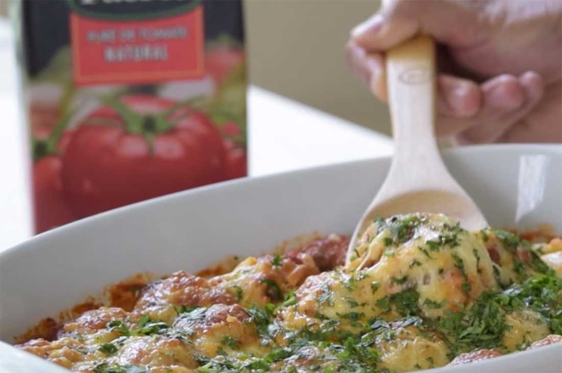 Albóndigas gratinadas con puré de tomate y tocino