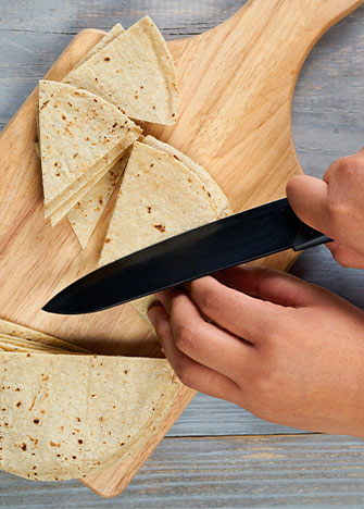 CORTA las tortillas en triÃ¡ngulos.