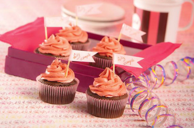 Cupcakes de chocolate con frosting de jamaica