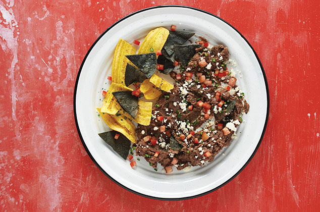 Frijoles refritos con chips de plátano