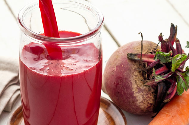 Jugo desintoxicante de betabel, zanahoria, naranja y fresa