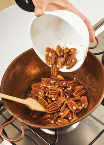 Agrega las nueces y almendras, mueve con una pala para cubrirlas por completo. Mantén en el fuego hasta que el azúcar cristalice.Nueces-