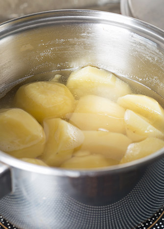 Cocina las papas en una olla con agua que las cubra, a fuego medio, por 20 minutos o hasta que estén bien cocidas. Reserva.