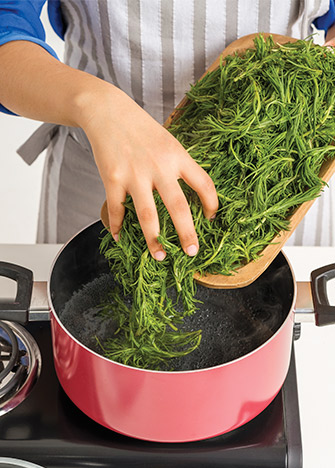 Hierve agua con sal y cocina los romeritos por unos minutos. 
