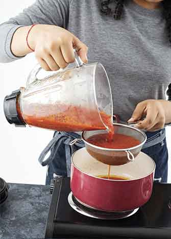 Cuela y sofríe el adobo en el aceite de oliva, cocina por 5 minutos. Añade las hojas de laurel y mejorana. especias y hierbas de olor y salpimienta.