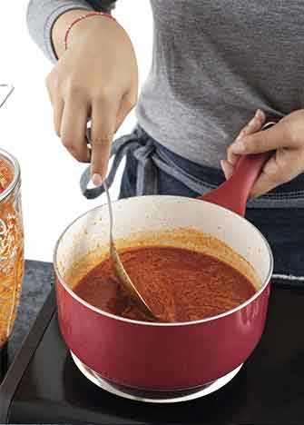 Cocina hasta que suelte el hervor y vierte el vinagre, cocina por 5 minutos más.