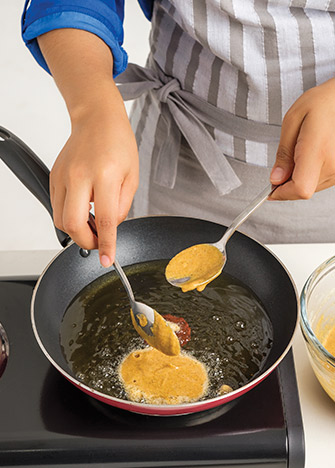 Calienta el aceite en una sartén. Forma las tortitas con ayuda de dos cucharas.Coloca rápidamente en la sartén cada tortita. 
