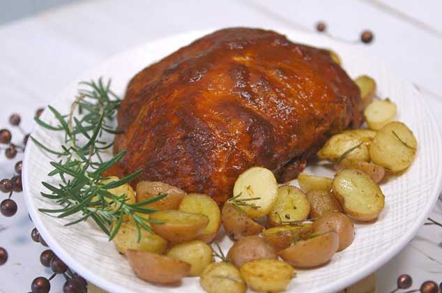 Pierna adobada con papas