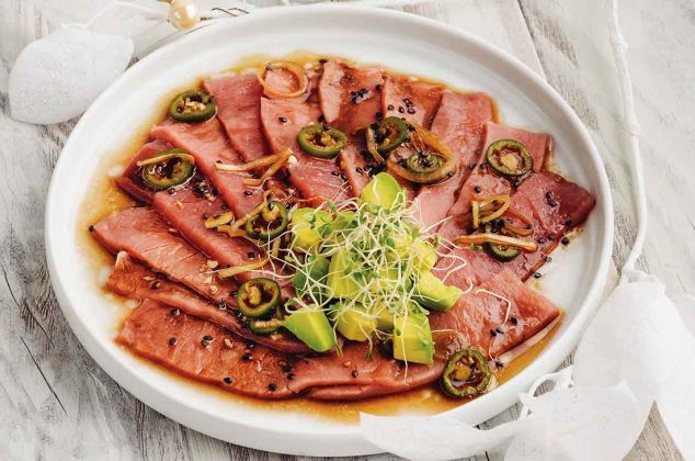 Receta de sashimi de atún con aguacate. Aprende a preparar este delicioso sashimi de atún con aguacate, una receta fácil y económica.