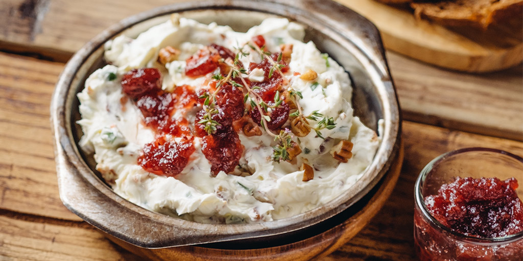 Queso con tocino, chiles y nueces