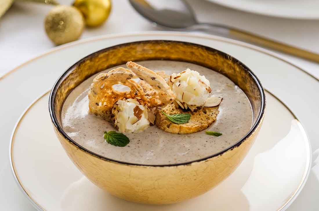 Esta receta de crema de champiñones y queso de cabra, será una experiencia deliciosa para tu paladar, acompáñala con pan de ajo.