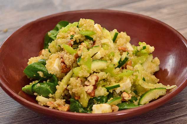 Ensalada de quinoa cocida con queso panela