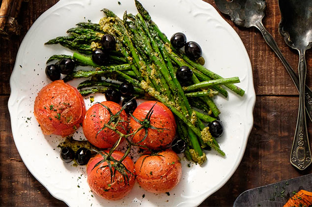 Receta de Espárragos y tomates con salsa pesto