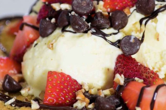 Receta de galleta gigante con helado y chocolate líquido. Aprende a preparar unas deliciosas galletas de gigante para todos tus seres queridos.