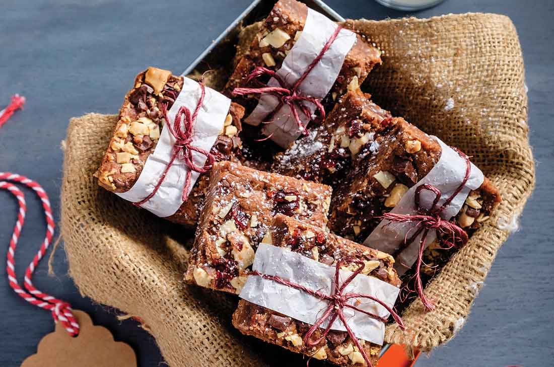 Navidad se acerca y qué mejor que consentir a tus amigos y familiares con unas galletas doble chocolate con arándano. Aquí te dejamos la receta.