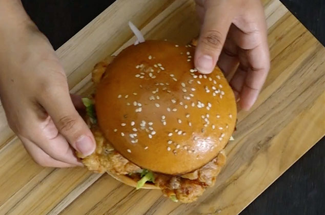 Receta de Hamburguesa de pollo frito crujiente estilo KFC