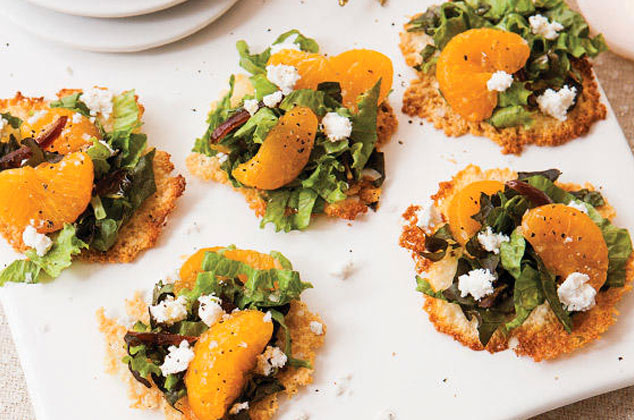 Mini tostadas de chicharrón de parmesano con ensalada