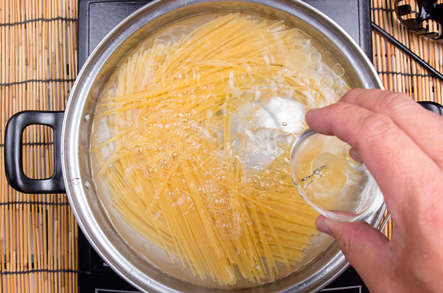 mitos de cocina poner aceite a la pasta