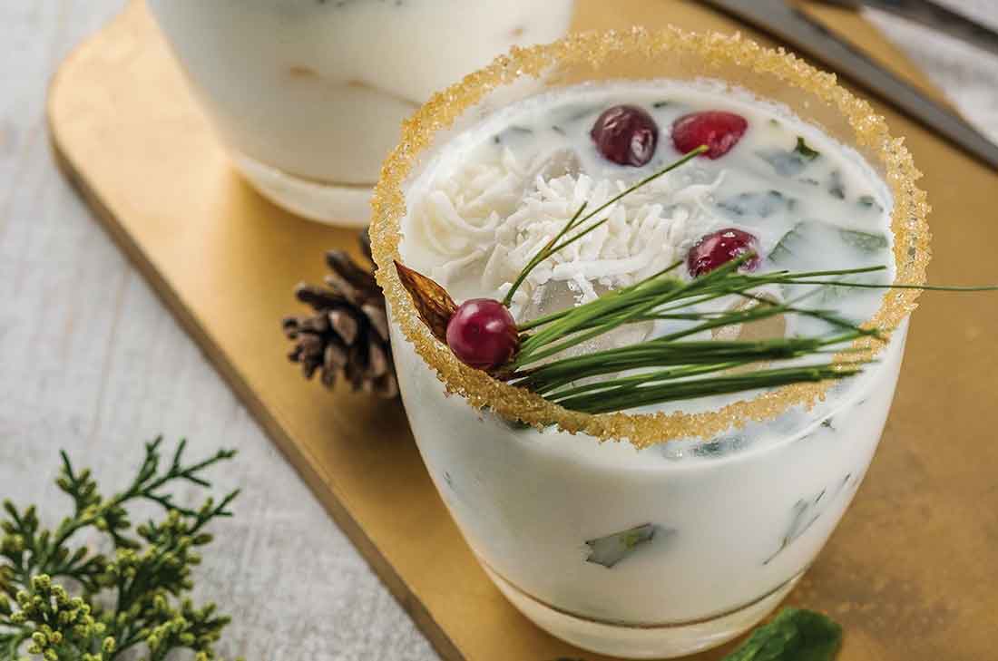 Dale un toque nuevo y diferente a esta bebida probando con este mojito blanco, es una receta muy navideña que con su sabor a coco, fascinaras a todos.
