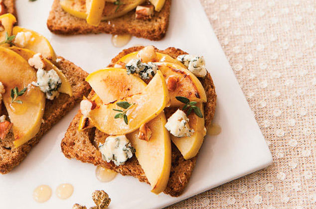 Pan de centeno tostado con manzanas asadas