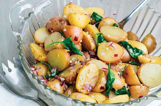 Si estás a dieta no debes matarte de hambre, con esta ensalada de papas cambray y espinacas podrás disfrutar de un excelente sabor, te va a encantar.