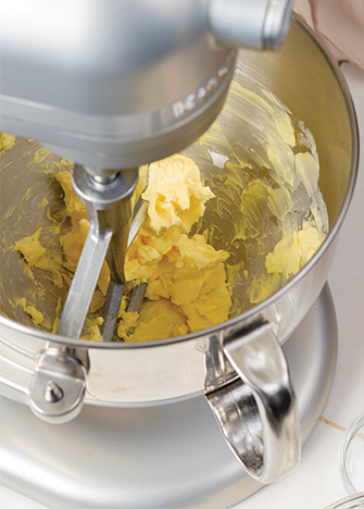 COLOCA la mantequilla en la batidora y acrema hasta que cambie de color y se suavice.