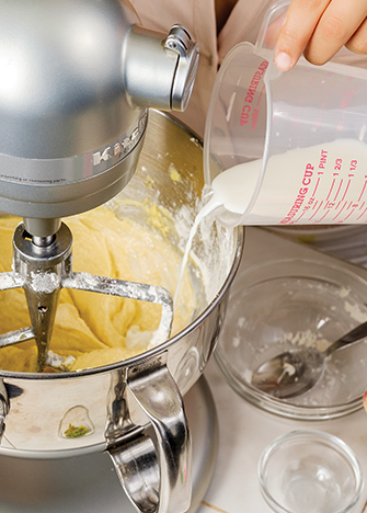 VIERTE lentamente un tercio de la leche y mezcla. Alterna con el resto de la harina hasta integrar todos los ingredientes.