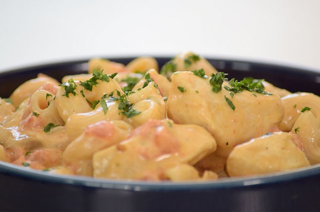 Pasta de codito con pollo cremoso y chipotle