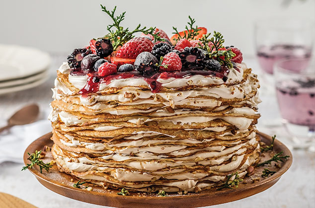 Pastel de crepas navideño con frutos rojos | Cocina Vital