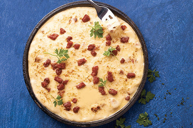 Queso fundido con chorizo