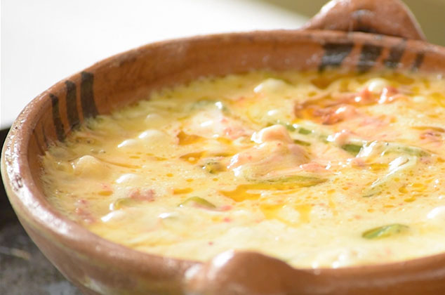 Receta de queso fundido con longaniza y rajas