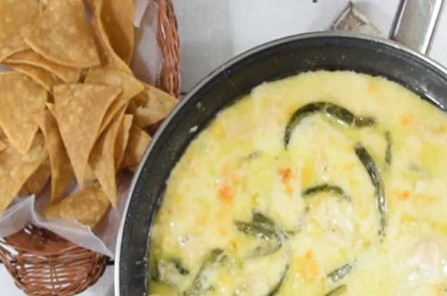 Queso fundido con pollo, rajas de poblano y elote