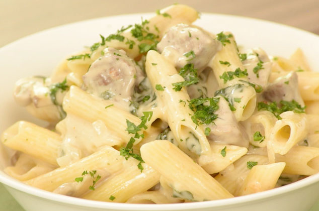 Pasta pluma con crema, champiñones, espinacas, carne de res y queso