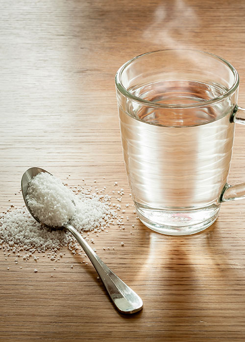 Remedios caseros para la gingivitis: agua tibia y sal