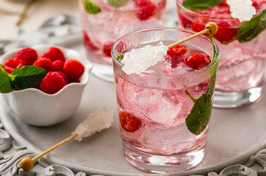 Esta receta de soda de frambuesa es muy refrescante y lucirá fenomenal en tu mesa de tu cena navideña o cualquier otro festejo.