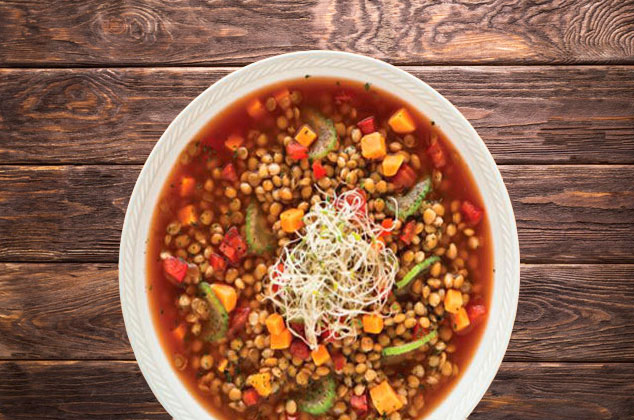 Sopa de lentejas vegetariana, con germinados