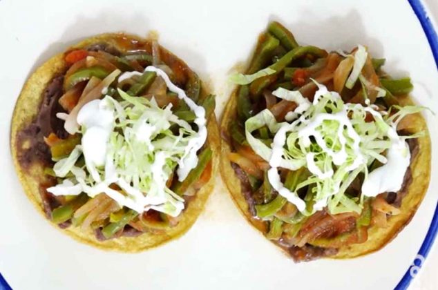 Receta de tostadas de tinga de nopal. Prepara estas deliciosas tostaditas de nopal para la siguiente reunión, la comida vegetariana no esta tan mal.