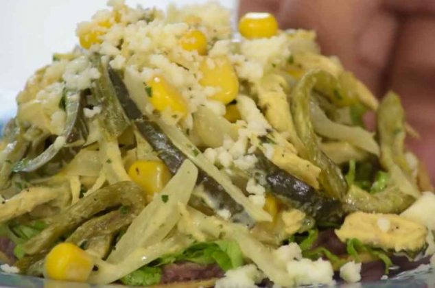 Tostadas de rajas con crema, elote y pollo