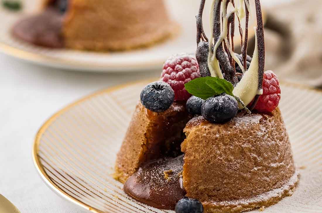 Volcán de cajeta con frutos rojos