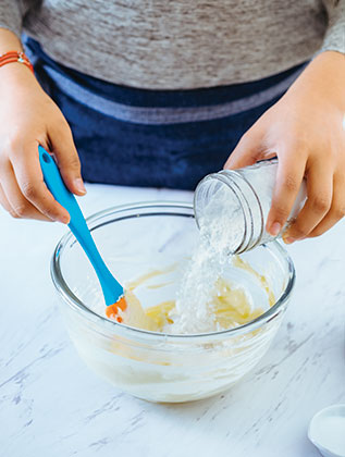 AÑADE el azúcar glass y sigue acremando. Agrega la yema de huevo, la vainilla y la sal.